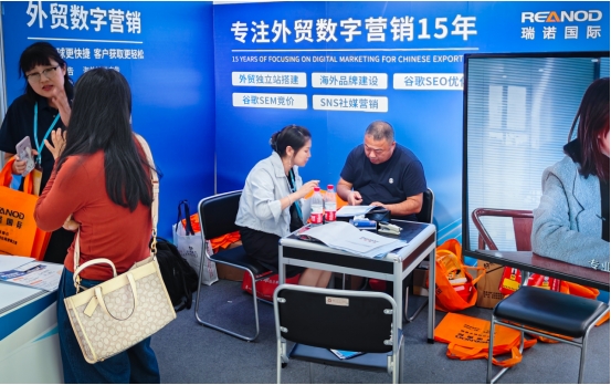 瑞诺国际营销顾问与企业代表沟通交流。